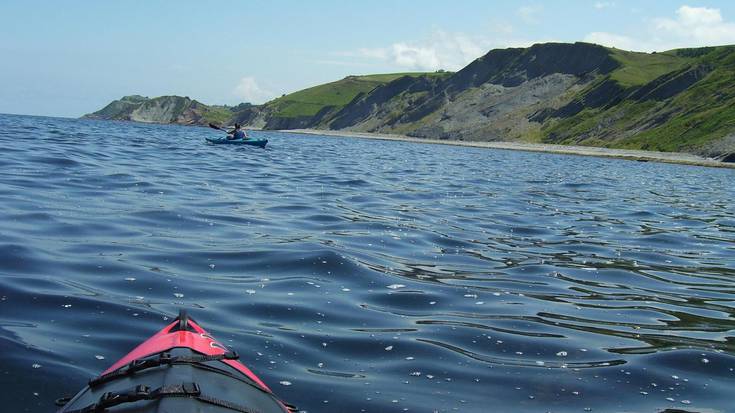 Bi lagunentzat kayak alokairua zozkatuko dugu bazkideen artean