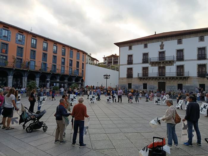 Euskal preso eta iheslarien eskubideen defentsa egin eta datozen deialdien berri eman du Sarek