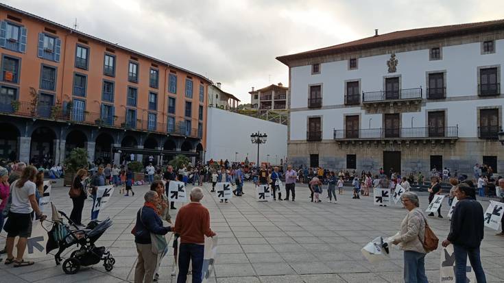 Euskal preso eta iheslarien eskubideen defentsa egin eta datozen deialdien berri eman du Sarek