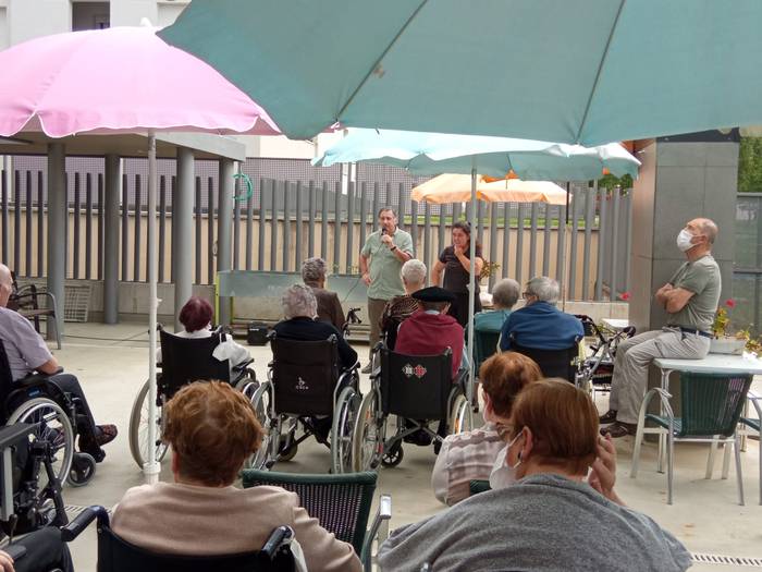 Bertsoak entzuteko aukera izan dute Otezuriko egoiliarrek