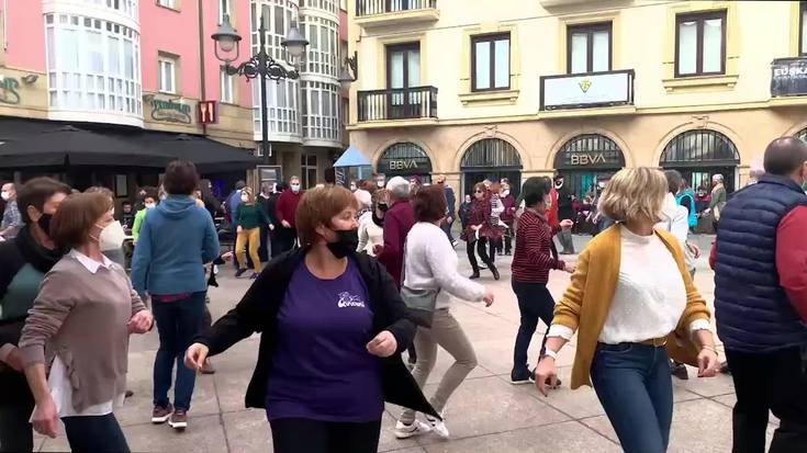 Bideoa: Plaza dantzek girotu dute Musika Plaza eguerdian