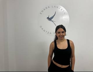 Enara Lantzeta: "Dantza niretzat ez da mugimendua bakarrik, bizitzeko eta sentitzeko modu bat da, eta hori da nire eskolaren benetako nortasuna"