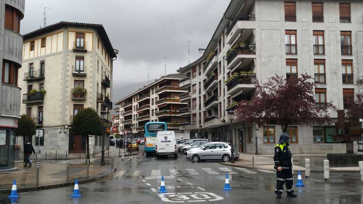 Azkoitiko Ibai Ondo kaleko errepidea itxita dago, autobus bat matxuratu delako