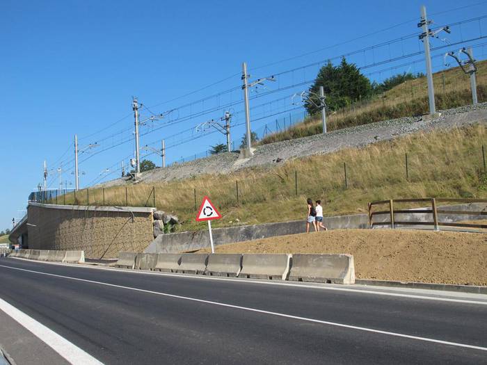 Ubegunera joateko oinezkoentzako bidea erabilgarri dago
