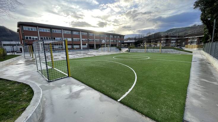 Izarraizpe ikastolaren Perdillegiko eraikinaren jolastokia, berrituta