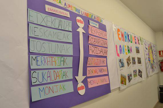 Beldur Barik egitasmoaren erakusketa jarri dute Azpeitiko udal erakusketa aretoan