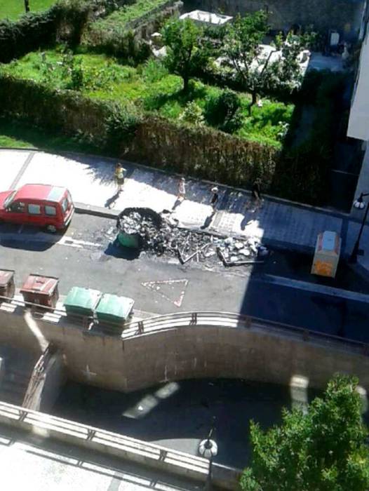 Edukiontziak erre dituzte gaur goizaldera Etxezarreta kalea eta Gernika parkea artean