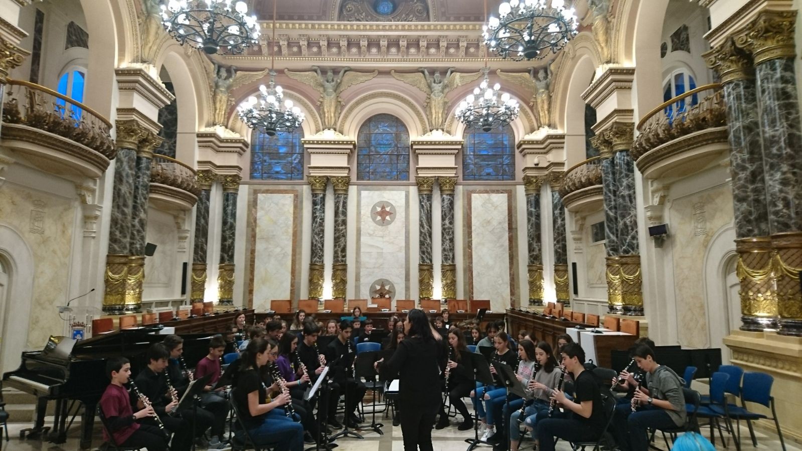 Zumaiako klarinete joleek Donostiako udaletxeko pleno aretoan jo dute