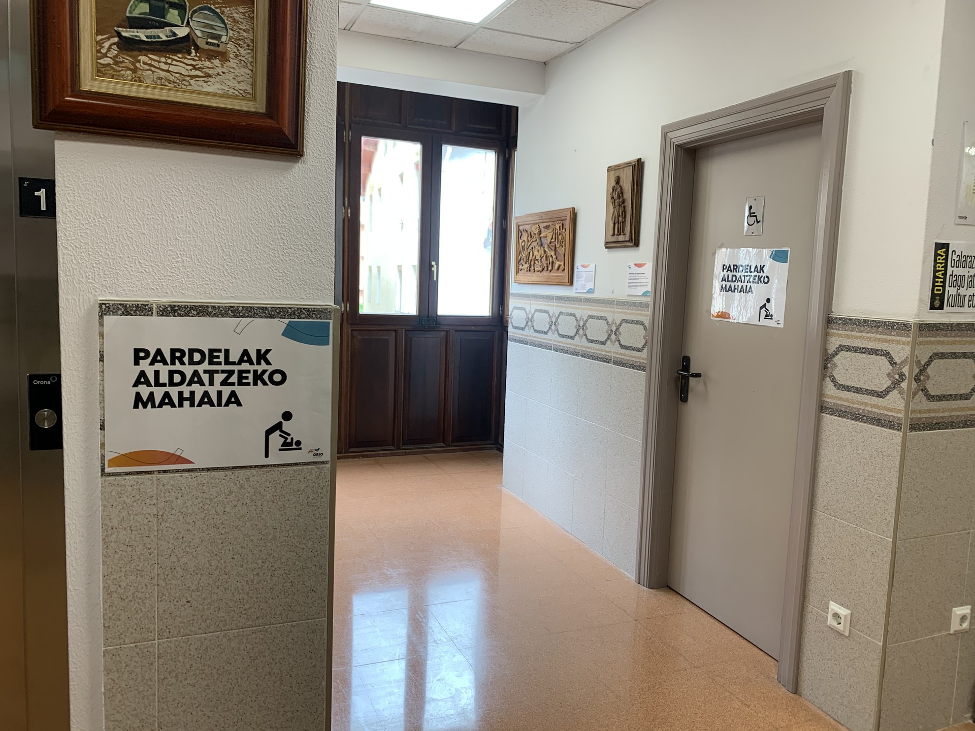 Haurrei pardelak aldatzeko mahaia jarri dute Kultur Etxean