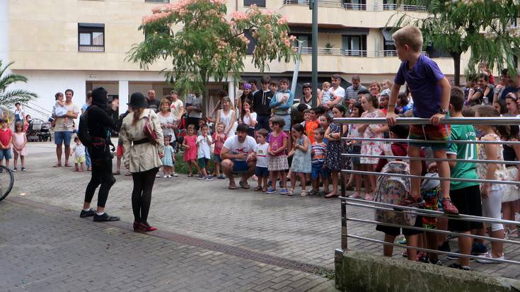 'Lapur minak' kale antzerkiaz gozatu dute Ondartxo plazan