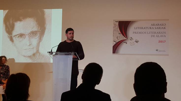 Imanol Ulazia zumaiarra saritu dute Torrelavegako 'Jose Luis Hidalgo' poesia sariketan