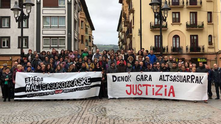 Altsasuko gazteei elkartasuna adierazteko argazkia atera dute hainbat herritarrek