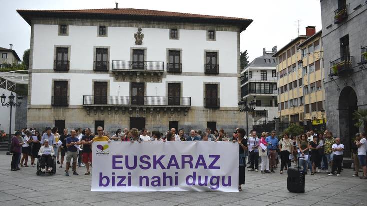 Euskalgintzaren Kontseiluak antolatutako manifestaziora joateko autobusa antolatu du Euskara Mahaiak