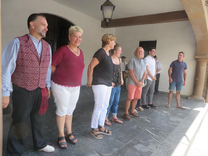 Ohorezko aurreskua eskaini die getariarrei Nika Lertxundi alkateak