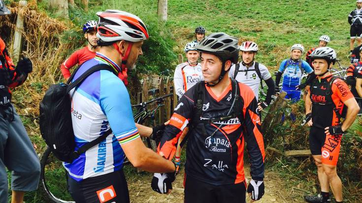 Joxe Manuel Azkue omendu dute txirrindulariek