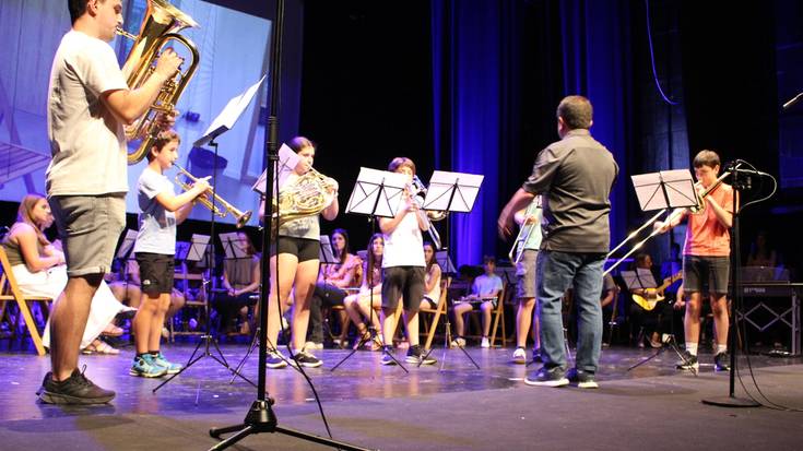 Ikasturtean ikasitakoa jendaurrean erakutsi dute musikari gazteek