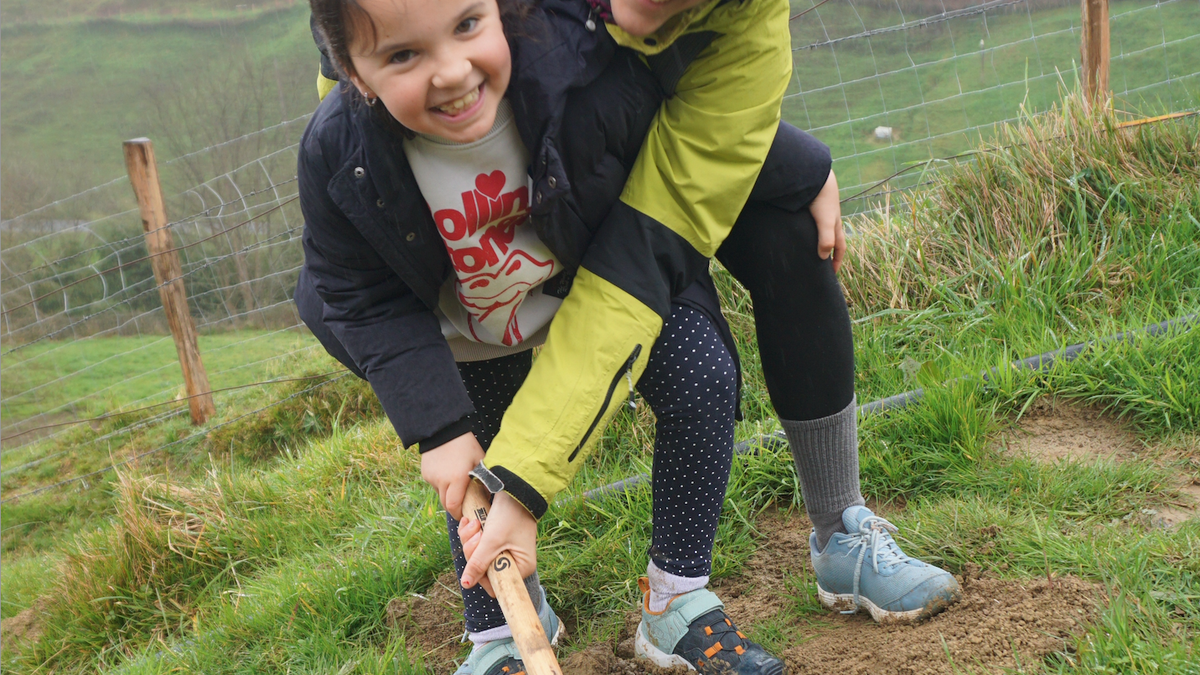 220 lagunek landatu dute haritz bana gaur Aian, desio eta guzti