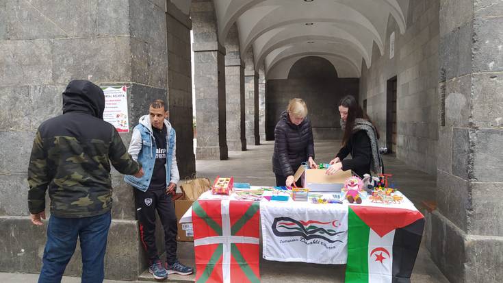 Haurrentzako materiala bildu du Darahlik Saharako errefuxiatuen kanpamenduetara bidaltzeko