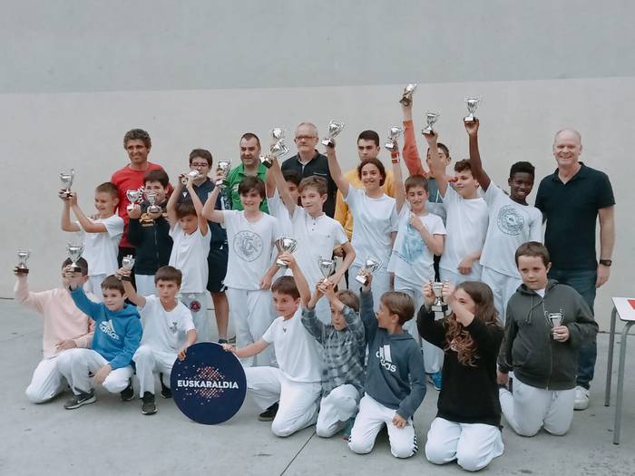 Gurasoekin bilera egingo da astelehenean pilota eskolari hasiera emateko