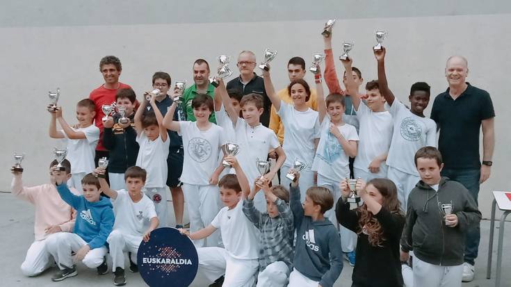 Gurasoekin bilera egingo da astelehenean pilota eskolari hasiera emateko