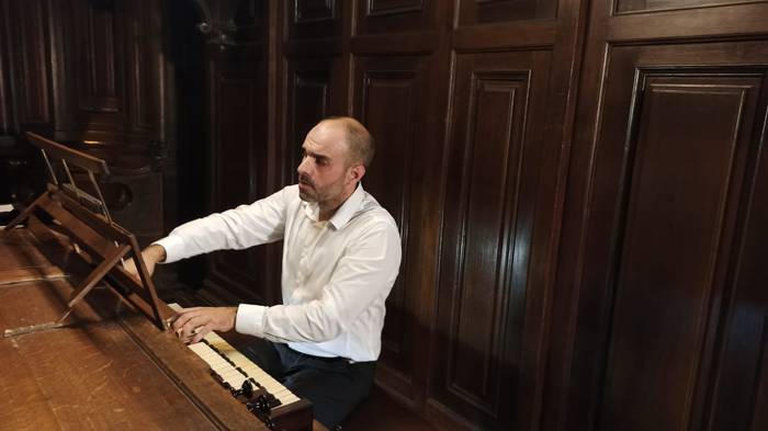 Juan de la Rubia organo jotzaileak kontzertua eman du Azkoitian