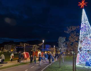 Argi, kolore, musika eta erraldoiekin ireki dute Zarauzko Gabonetako Azoka