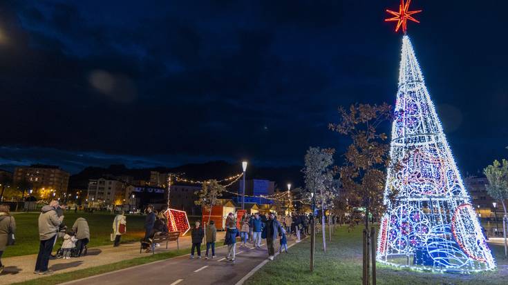 Argi, kolore, musika eta erraldoiekin ireki dute Zarauzko Gabonetako Azoka