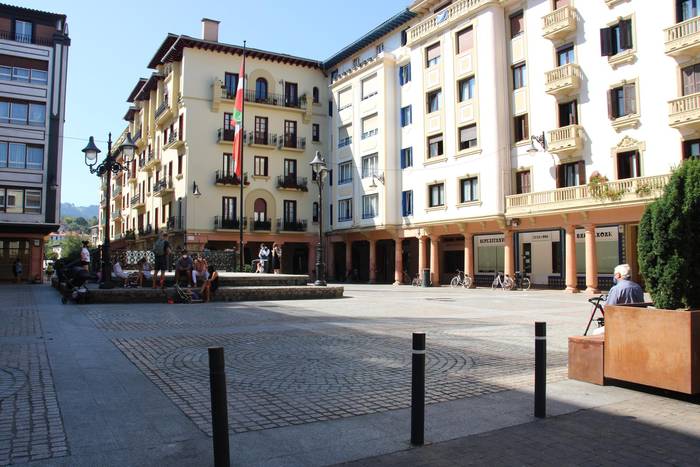 Zarautz eremu tentsionatu izendatzeko beharrezko urratsak berehala egiteko eskatu du PSE-EEk