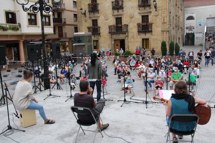 Bertso musikatuak eta Basarri Bertsopaper Sariaren banaketa izango dira gaur