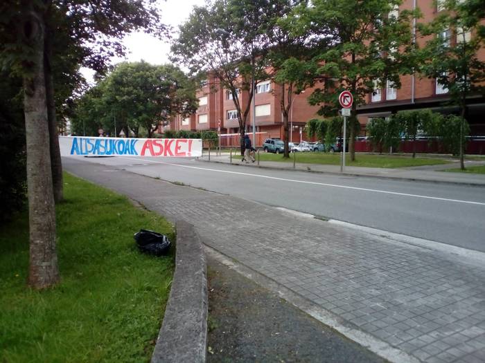 Altsasuko gazteen auziaren epaia salatzeko bide mozketa egin dute Zarautzen