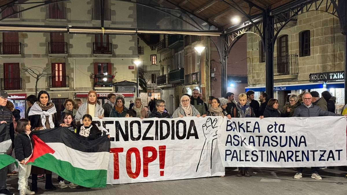 Palestinako egoera "larri, krudel eta jasangaitza" salatu dute Herriko Plazan