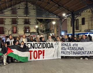 Palestinako egoera "larri, krudel eta jasangaitza" salatu dute Herriko Plazan