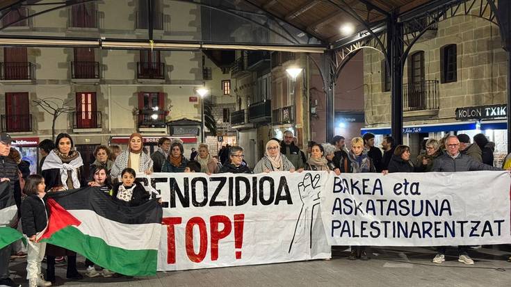 Palestinako egoera "larri, krudel eta jasangaitza" salatu dute Herriko Plazan