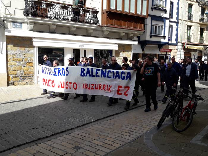 Balenciagako langileek manifestazioa egin dute