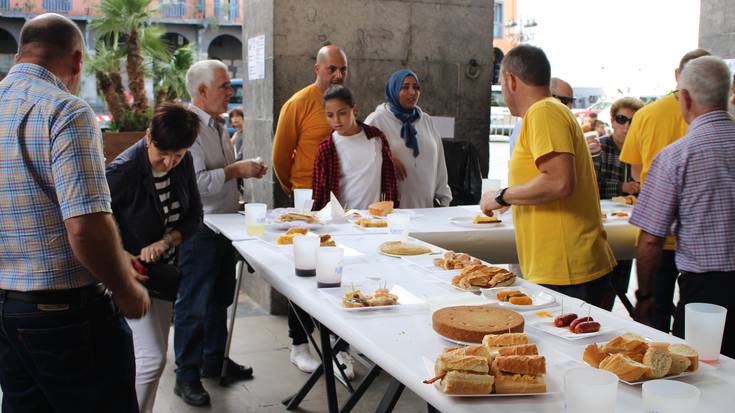 Beningo kaleko umeen alde egiteko pintxoak saldu dituzte Kontzejupean