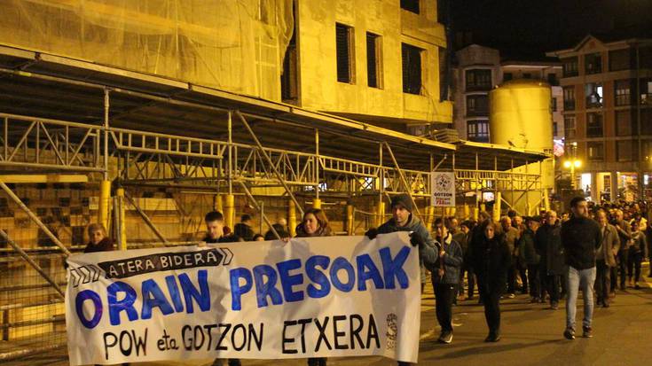 Euskal presoak etxeratzeko eta haien eskubideak betetzeko eskatu dute ehunka azpeitiarrek