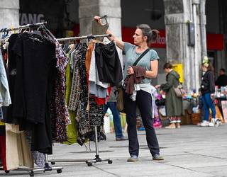 Bigarren eskuko produktuen azoka ari da egiten plazan Bizilore
