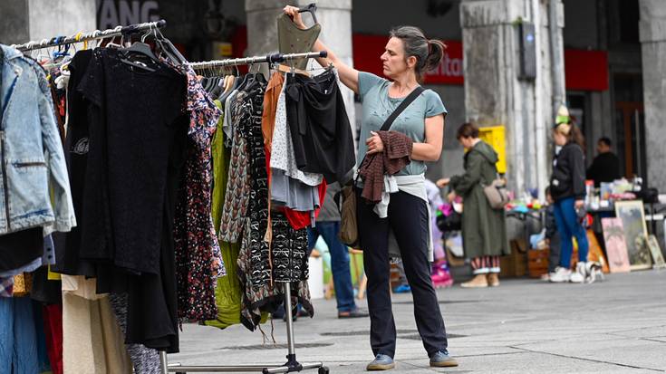 Bigarren eskuko produktuen azoka ari da egiten plazan Bizilore