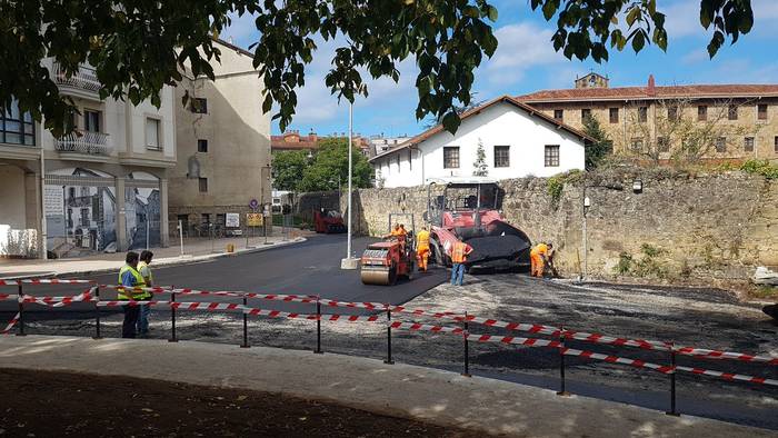 Azken Portuko Astazubi plaza asfaltatzen ari dira
