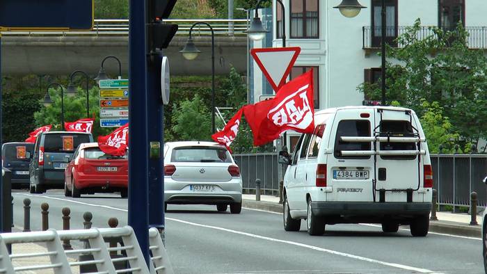 BIDEOA: Langileen eskubideak defendatzeko auto karabana, eskualdeko herrietan zehar