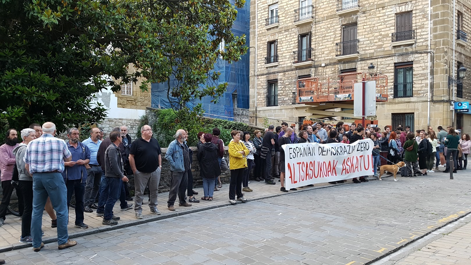 Altsasuko gazteen espetxeratzea salatu dute elkarretaratze baten bidez