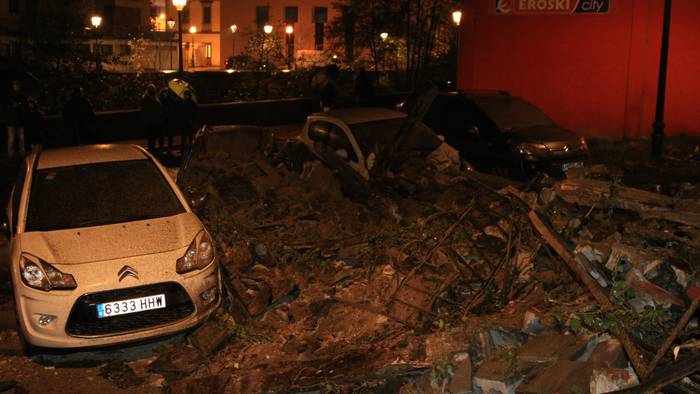 Hutsik zegoen etxe baten etxaurrea erori da Azpeitian
