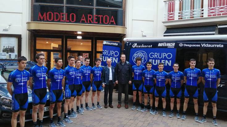 Sasoiari ekiteko prest dira Jira-Bira taldeko hamahiru txirrindulariak