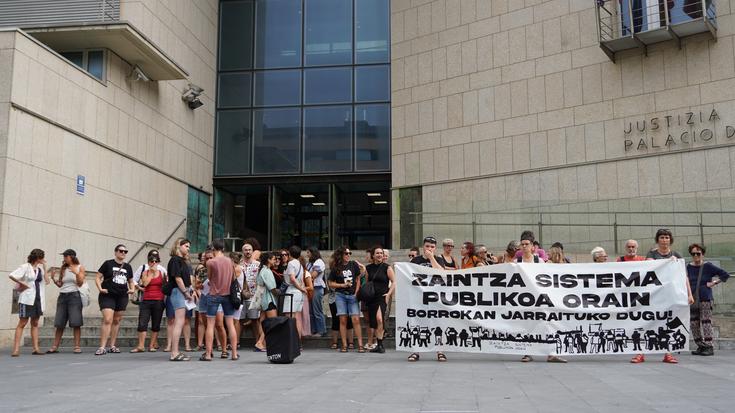 Akordioa lortuta, isuna ezarri diete Zumaiako hiru grebalari feministei