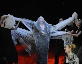 'The Fairy Queen' ikustera joateko autobusa jarri du Kursaalek Oriotik