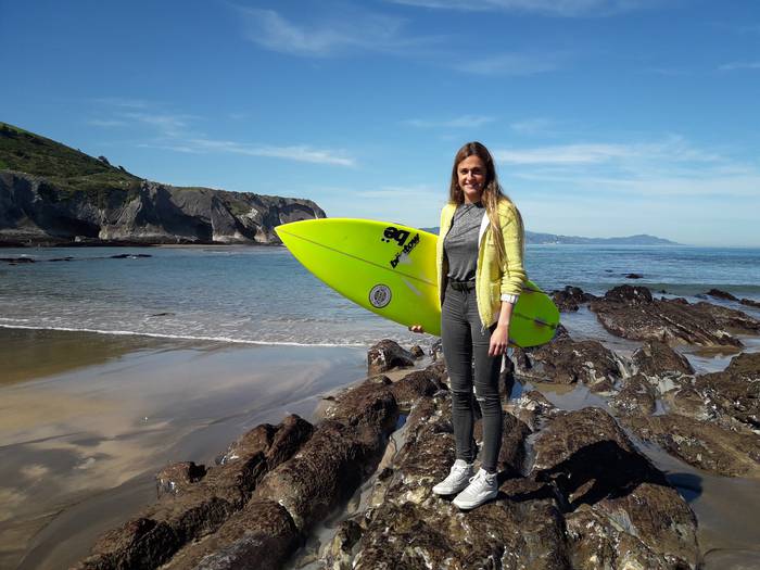 Emakumeak olatuen aparrean