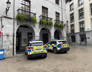 Udaltzainak, beren artean gaztelaniaz