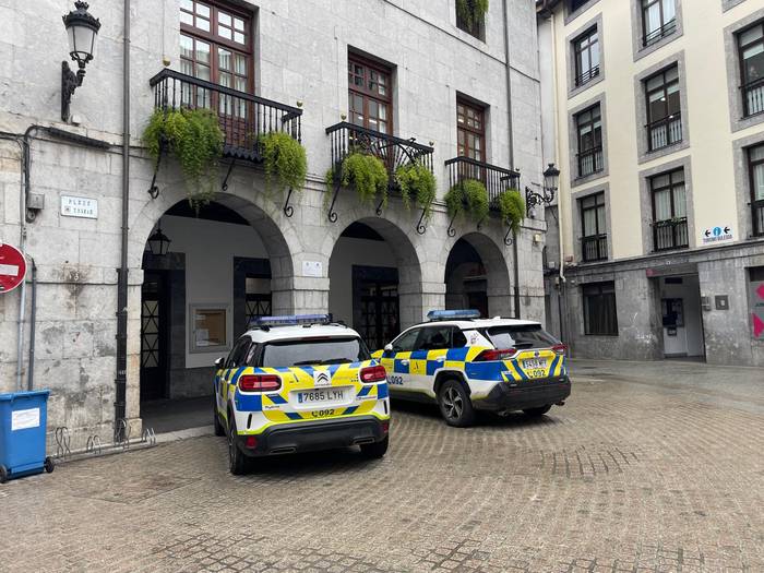 Udaltzainak, beren artean gaztelaniaz