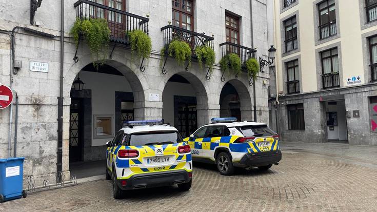 Udaltzainak, beren artean gaztelaniaz