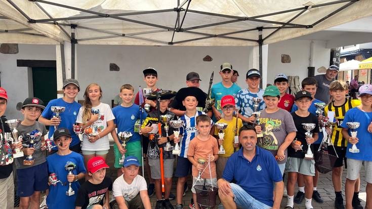 Arrantzale txikiak arrain txikiak hartzen aritu dira Zumaian